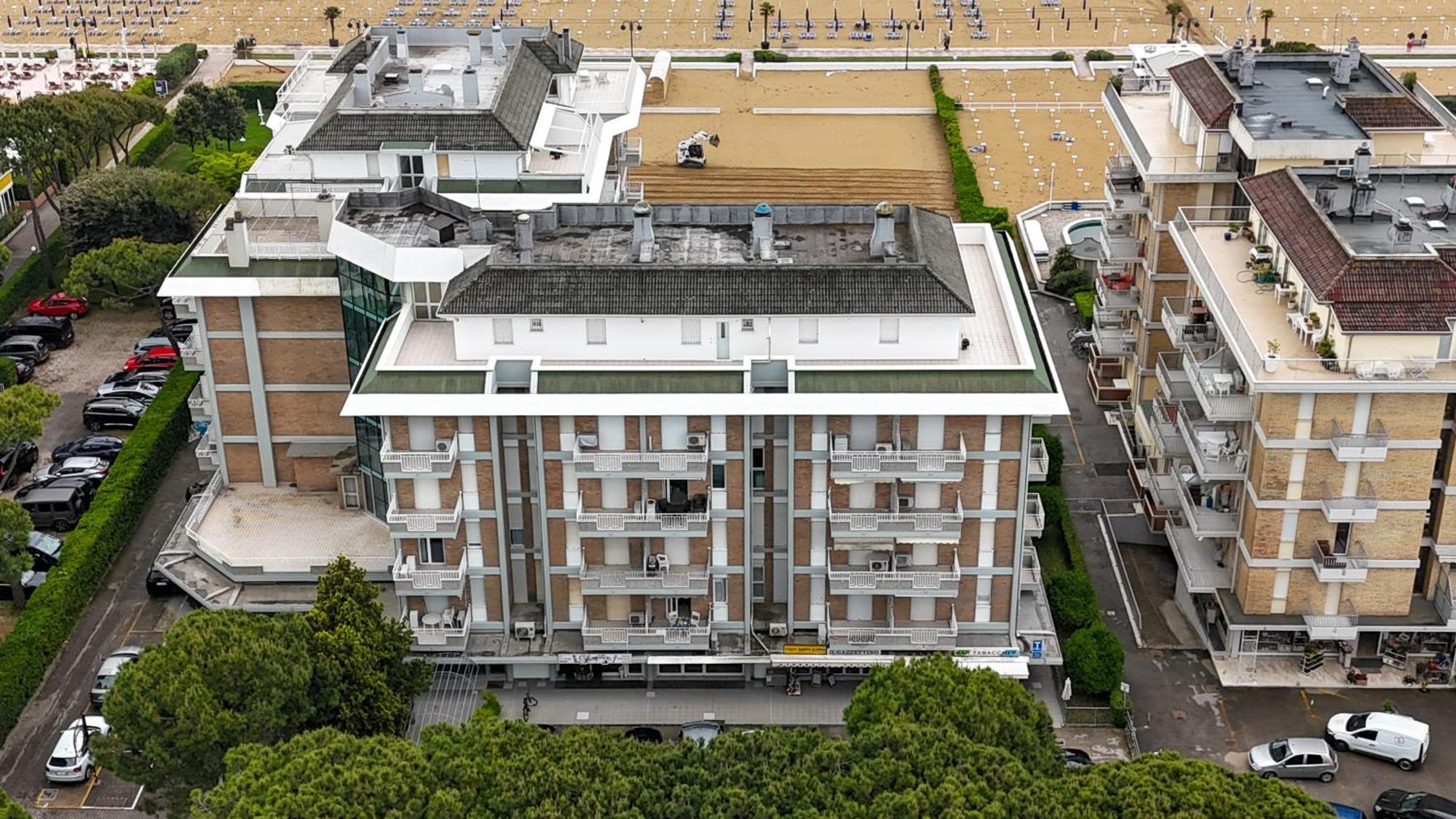 Jesolo Beach! Fronte Mare - Piscina Park E Posto Spiaggia Inclusi المظهر الخارجي الصورة