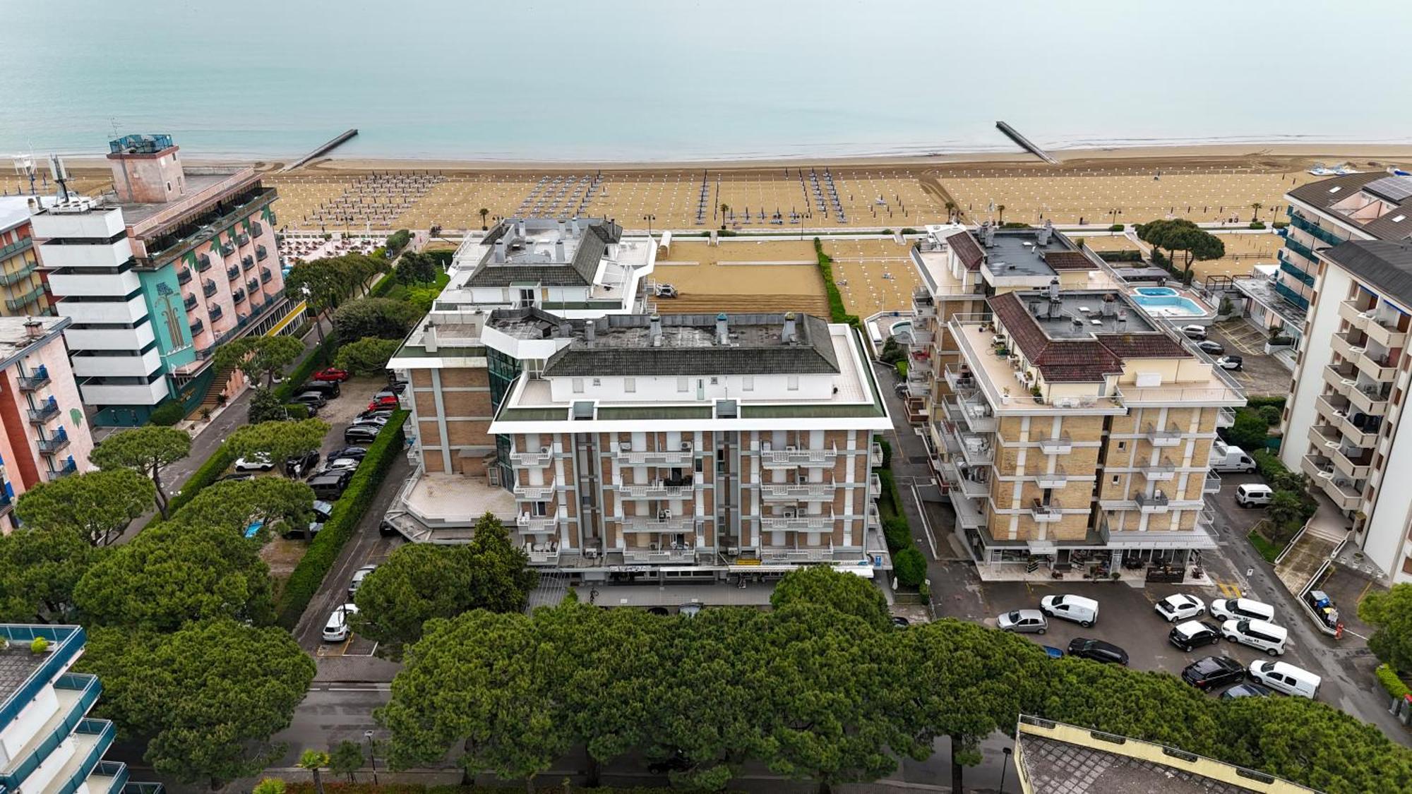 Jesolo Beach! Fronte Mare - Piscina Park E Posto Spiaggia Inclusi المظهر الخارجي الصورة