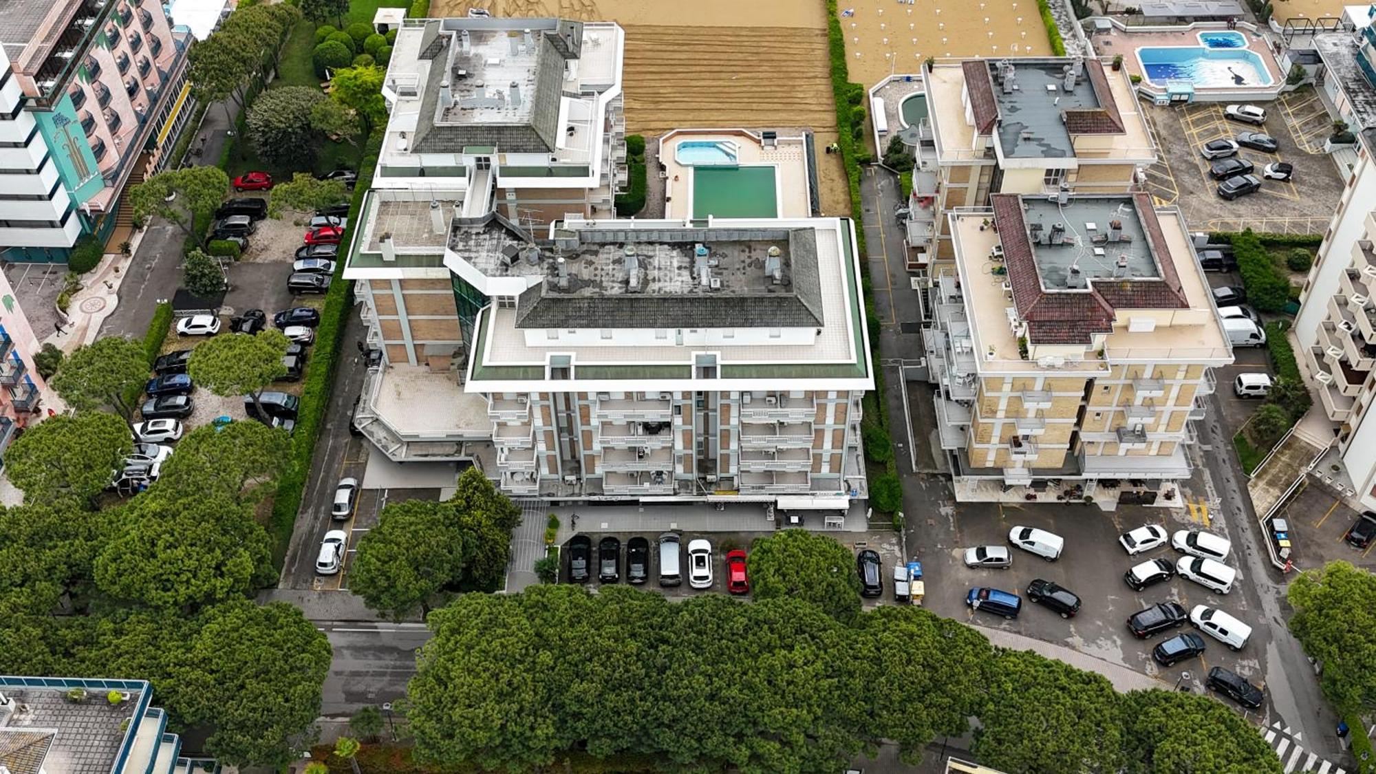 Jesolo Beach! Fronte Mare - Piscina Park E Posto Spiaggia Inclusi المظهر الخارجي الصورة